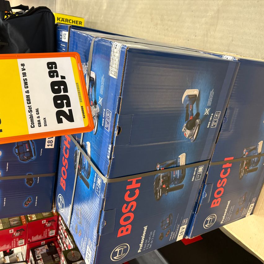 Gestapelte Kisten mit Bosch-Werkzeugen im Angebot für 299,99 Euro, auf einer Holzoberfläche platziert mit einem gelben Preisschild.