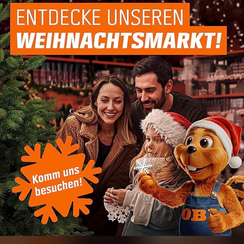Eine vierköpfige Familie steht in einem für Weihnachten dekorierten Geschäft. Die Frau und der Mann lächeln, und ein Mädchen hält eine Schneeflocke. Ein Maskottchen mit einem Weihnachtshut steht neben ihnen.