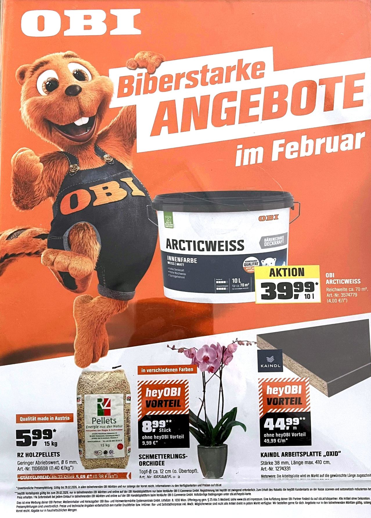 Werbeposter mit einem Cartoon-Biber, der eine Denim-Weste mit 'OBI' trägt. Es bewirbt 'Biberstarke Angebote im Februar'. Es gibt einen Eimer weißer Farbe, der 'Arcticweiss' für 39,99 kostet. Es gibt auch Bilder verschiedener Produkte.