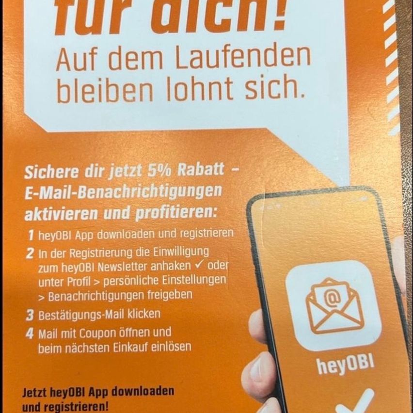 Oranges Plakat für die heyoBI-App. Es zeigt eine Hand, die ein Smartphone mit einem heyoBI-App-E-Mail-Symbol hält. Der Text lautet: 'Sichern Sie sich jetzt 5% Rabatt - Aktivieren Sie E-Mail-Benachrichtigungen und profitieren Sie!' Darunter sind vier Schritte aufgeführt.