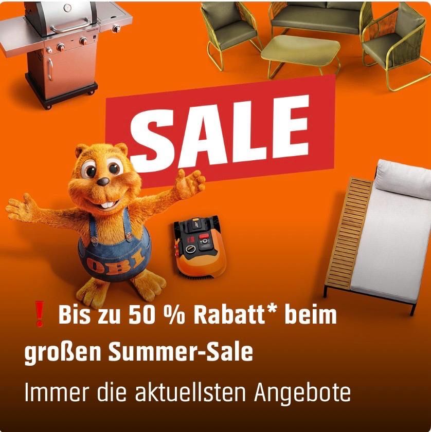 Eine Werbung für einen Sommerverkauf mit einem Cartoon-Bären, Gartenmöbeln und einem Grill. Der Text lautet 'Sale' und 'Bis zu 50% Rabatt beim großen Sommer-Sale.'