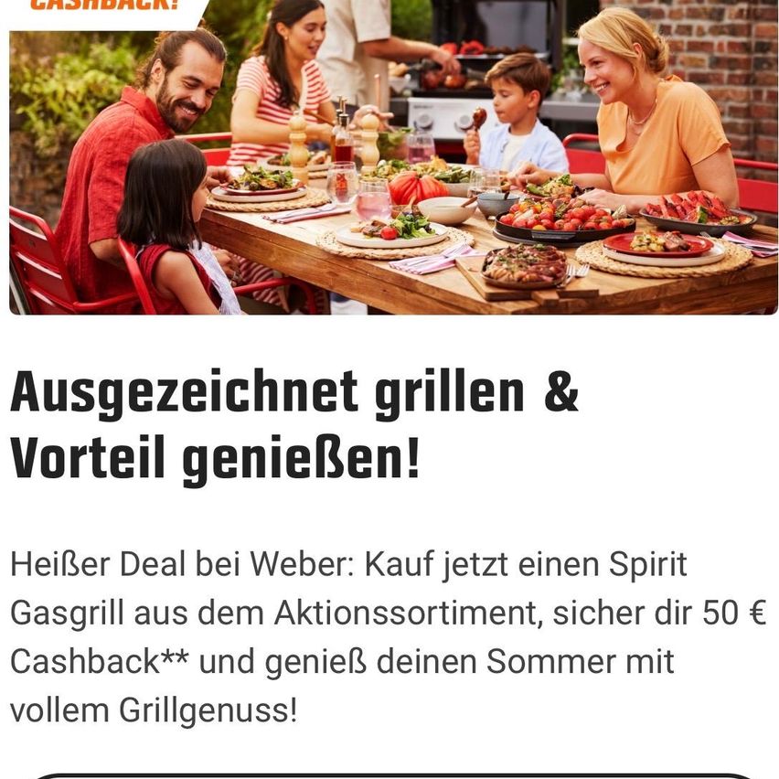 Eine Familie genießt gemeinsam ein Essen im Freien. Der Tisch ist mit verschiedenen Gerichten gefüllt, und die Familie lächelt und interagiert miteinander. Im Hintergrund sind eine Ziegelmauer und Grünpflanzen zu sehen.