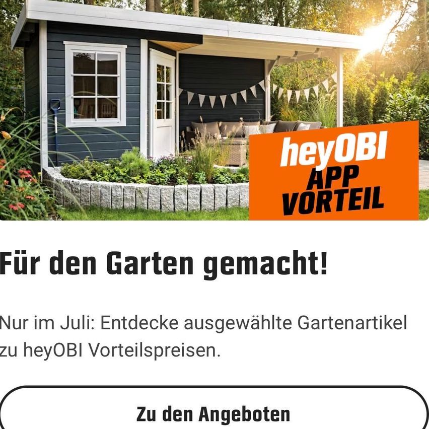 Ein kleines Gartenhaus mit weißer Tür und Fenster, umgeben von Pflanzen und einer Bank. Rechts ist eine Werbung für heyOBI APP Vorteil zu sehen.