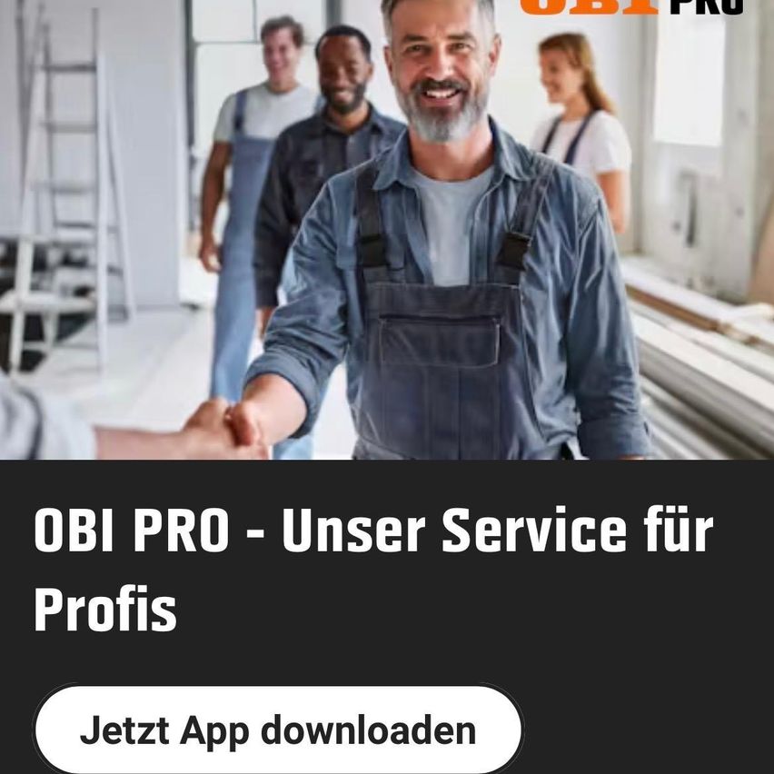 Ein lächelnder Mann in Arbeitsoveralls schüttelt jemandem die Hand, der nicht im Bild zu sehen ist. Hinter ihm sind drei weitere Arbeiter zu sehen, zwei Männer und eine Frau, alle in Arbeitskleidung. Das Bild ist auf einer Baustelle mit sichtbaren Werkzeugen und Materialien aufgenommen. Der Text lautet 'OBI PRO - Unser Service für Profis' mit einem Aufruf zum Herunterladen der App.
