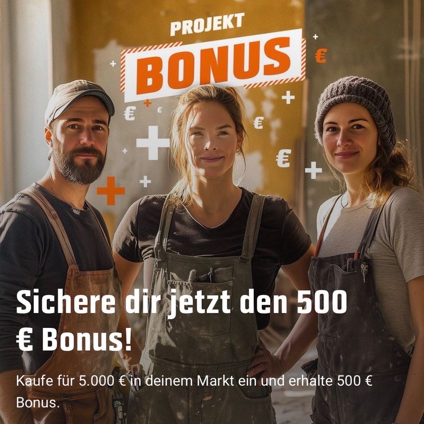 Drei Menschen in Arbeitskleidung stehen zusammen und lächeln, mit einem Banner hinter ihnen, das 'Projekt Bonus' und '500 € Bonus' besagt. Der Mann links trägt eine Kappe, die Frau in der Mitte ein schwarzes Shirt und die Frau rechts eine Mütze.