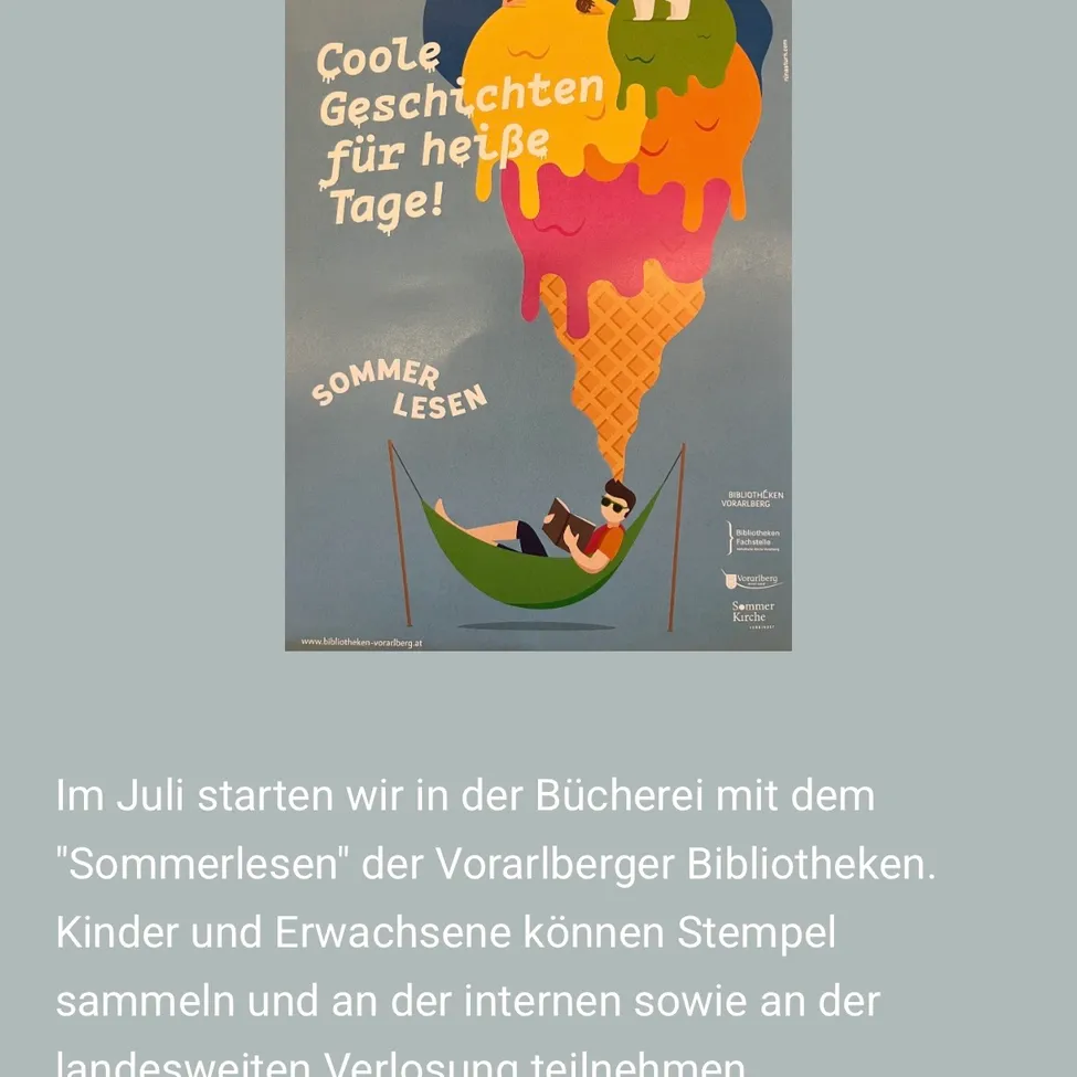 Ein Eisbecher mit bunten Mustern trägt die Aufschrift 'Coole Geschichten für heiße Tage!' Eine Person entspannt sich in einer Hängematte beim Lesen eines Buches.