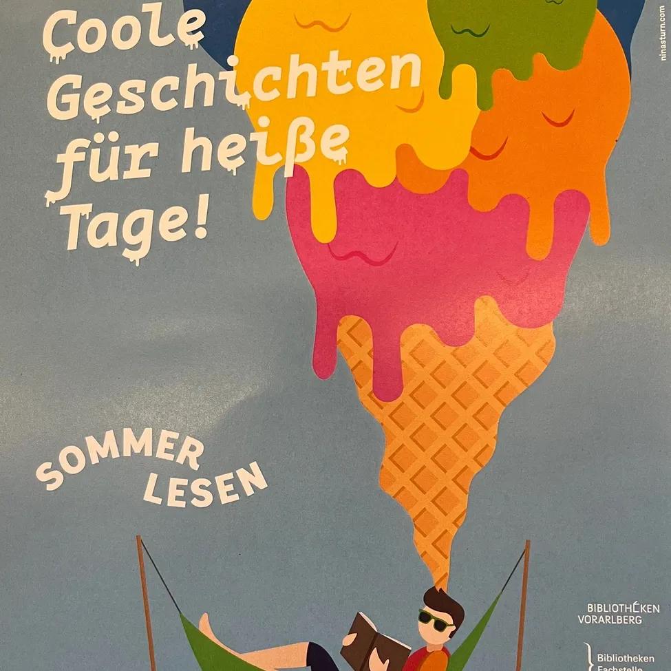 Eine Illustration zeigt eine Person, die sich in einer Hängematte entspannt und ein Buch liest, mit einem schmelzenden Eisbecher im Hintergrund. Der Text lautet 'Coole Geschichten für heiße Tage!' und 'SOMMER LESEN'.
