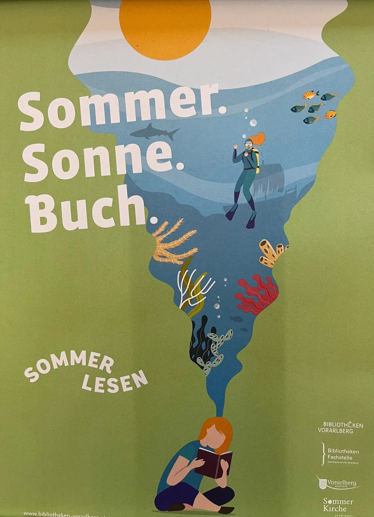 Ein Plakat mit einem Taucher zeigt die Worte 'Sommer. Sonne. Buch.' Ein Kind denkt über das Plakat nach. Das Plakat ermutigt zum Lesen im Sommer.