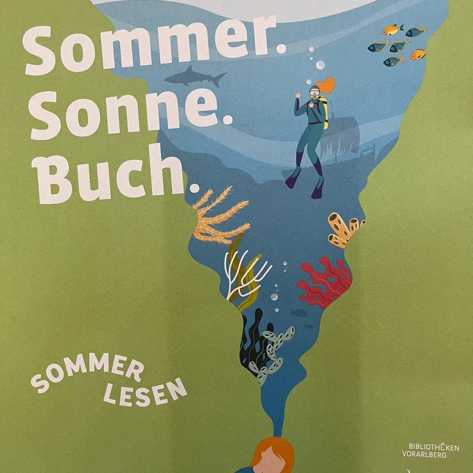 Ein Plakat mit einem Taucher zeigt die Worte 'Sommer. Sonne. Buch.' Ein Kind denkt über das Plakat nach. Das Plakat ermutigt zum Lesen im Sommer.