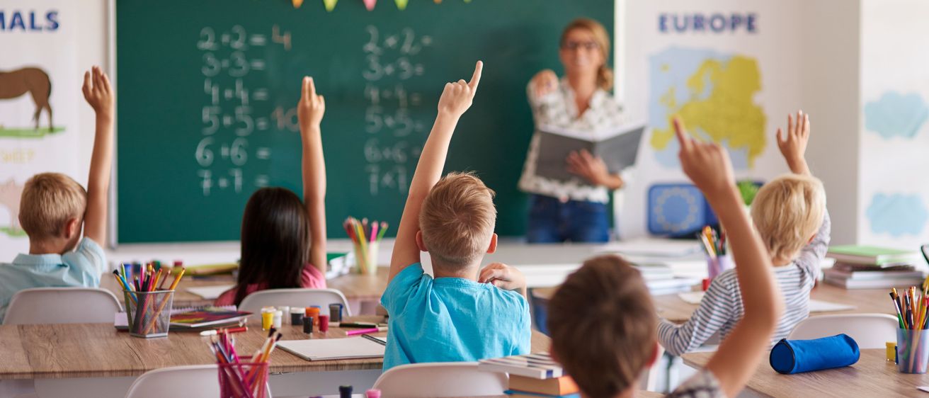 Bild enthält, Boy, Child, Male, Person, Student, Female, Girl, Cup, Glasses, Face