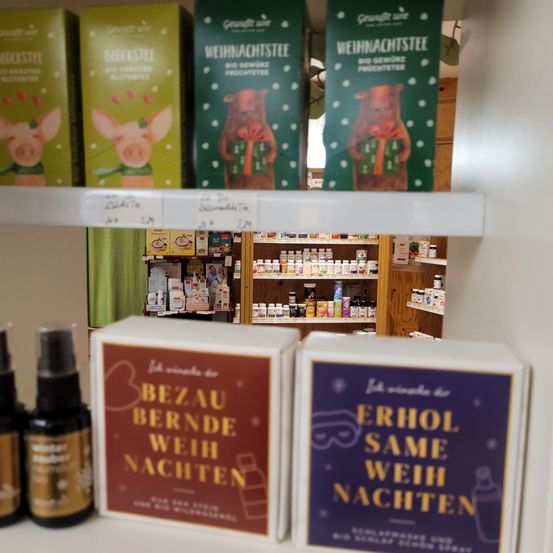 Bild enthält, Shelf, Book, Publication, Advertisement, Shop, Poster, Cosmetics, Perfume, Indoors, Person