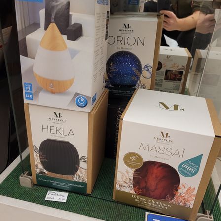 Bild enthält, Clothing, Hat, Box, Sphere, Person, Cardboard, Carton, Food, Sweets