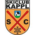 Das Emblem des Skiclub Kappl zeigt einen Schild mit zwei roten Skistöcken, die in der Mitte gekreuzt sind. Über den Stöcken befindet sich ein kleines Haus auf einem grünen Hügel. Die Buchstaben SC befinden sich auf beiden Seiten des Schildes.