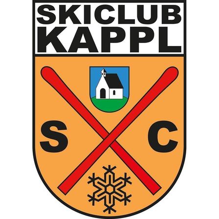 Das Emblem des Skiclub Kappl zeigt einen Schild mit zwei roten Skistöcken, die in der Mitte gekreuzt sind. Über den Stöcken befindet sich ein kleines Haus auf einem grünen Hügel. Die Buchstaben SC befinden sich auf beiden Seiten des Schildes.