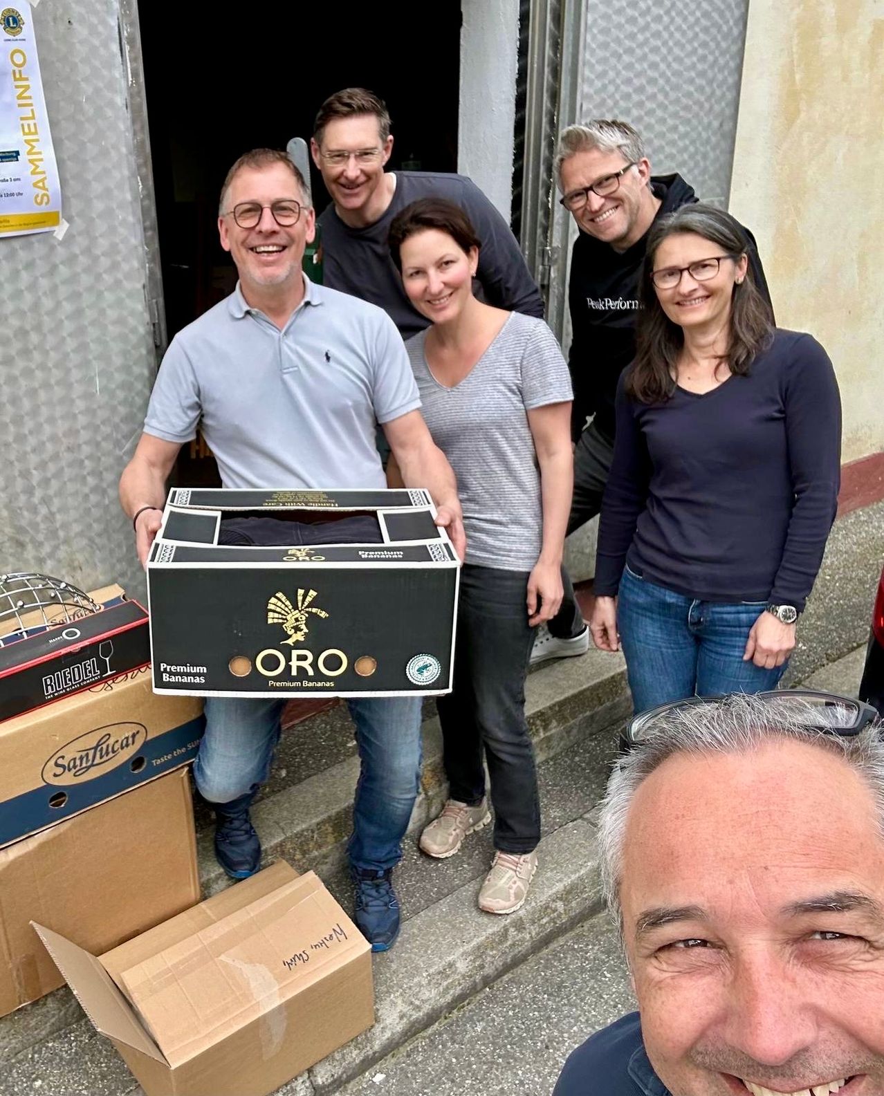 Bild enthält, People, Person, Adult, Male, Man, Box, Groupshot, Photobombing, Female, Woman