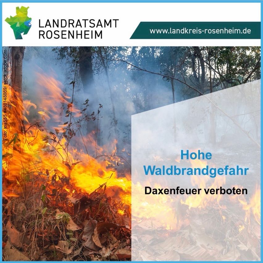 Ein Poster mit einer brennenden Waldszene warnt vor hoher Waldbrandgefahr und verbietet das Entzünden von Feuern.