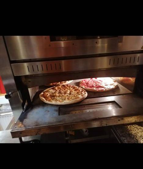 Bild enthält, Food, Pizza, Device, Appliance, Electrical Device, Baking, Cooking, Oven