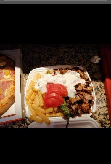 Bild enthält, Food, Lunch, Meal, Cutlery, Fork, Cafeteria, Indoors, Restaurant, Dish, Pizza