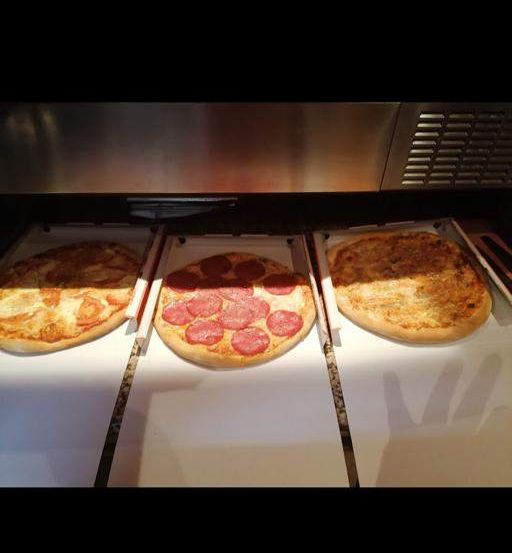 Bild enthält, Food, Pizza, Device, Appliance, Baking, Cooking, Electrical Device, Oven