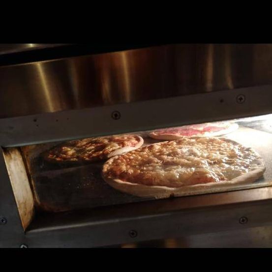 Bild enthält, Food, Pizza, Device, Appliance, Electrical Device, Baking, Cooking, Oven