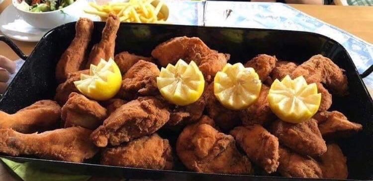 Bild enthält, Chair, Furniture, Person, Bread, Food, Food Presentation, Plate