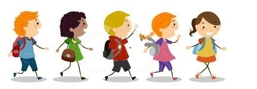 Fünf Kinder gehen in einer Reihe, jedes mit einem Rucksack. Die Kinder lächeln und scheinen miteinander zu sprechen.