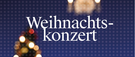 Ein blauer Hintergrund mit weißen Punkten, ein verschwommener Weihnachtsbaum mit Lichtern und einer Kronleuchter darüber. Der Text 'Weihnachts-Konzert' steht in weiß.