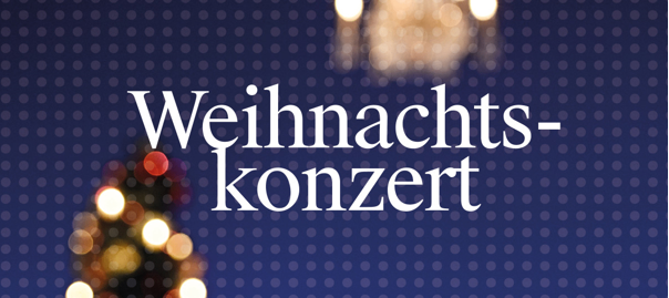 Ein blauer Hintergrund mit weißen Punkten, ein verschwommener Weihnachtsbaum mit Lichtern und einer Kronleuchter darüber. Der Text 'Weihnachts-Konzert' steht in weiß.