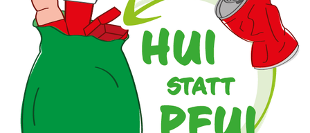 Ein grüner Sack mit verschiedenen Müllgegenständen wie Plastikflaschen, Dosen und einem Becher darin, mit einem Recyclingsymbol an der Seite.