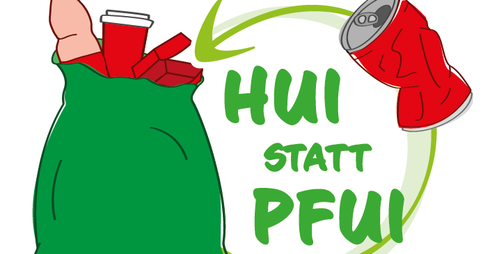 Ein grüner Sack mit verschiedenen Müllgegenständen wie Plastikflaschen, Dosen und einem Becher darin, mit einem Recyclingsymbol an der Seite.