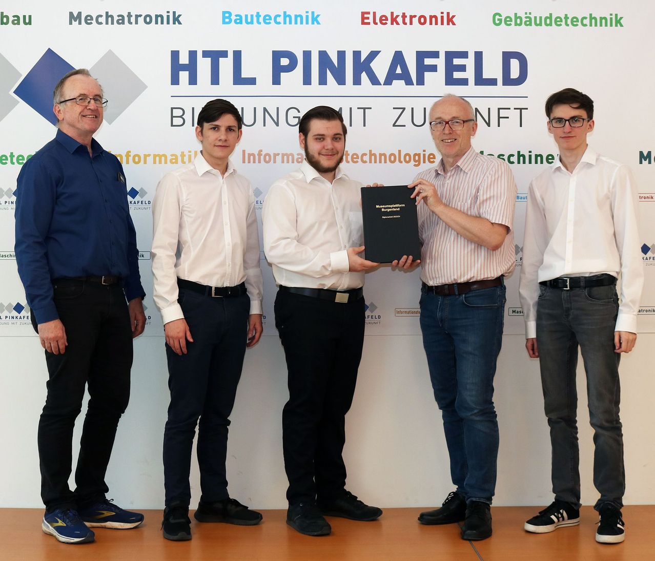 Bild enthält, Pants, Groupshot, Person, Belt, Glasses, Adult, Male, Man, Shoe, People