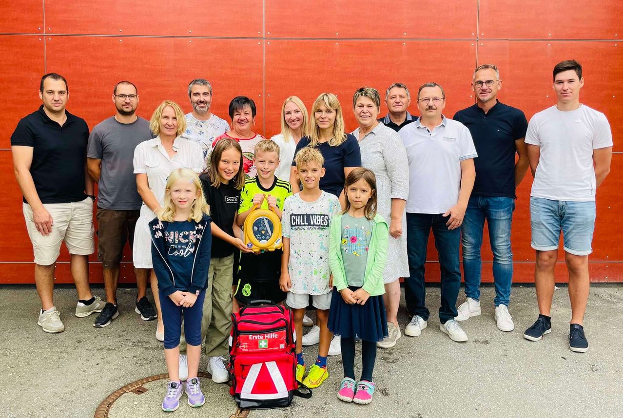 Bild enthält, People, Person, Groupshot, Shorts, Adult, Male, Man, Skirt, Female, Woman