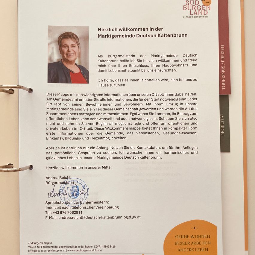 Ein Dokument der Gemeinde Deutsch Kaltenbrunn stellt die Bürgermeisterin Andrea Reichl vor und lädt die Bewohner ein, bereitgestellte Karten und Informationen für einen leichteren Start zu nutzen. Es betont die Bedeutung des Gemeinschaftslebens und ermutigt zur Nutzung lokaler Ressourcen. Kontaktdaten der Bürgermeisterin sind enthalten.