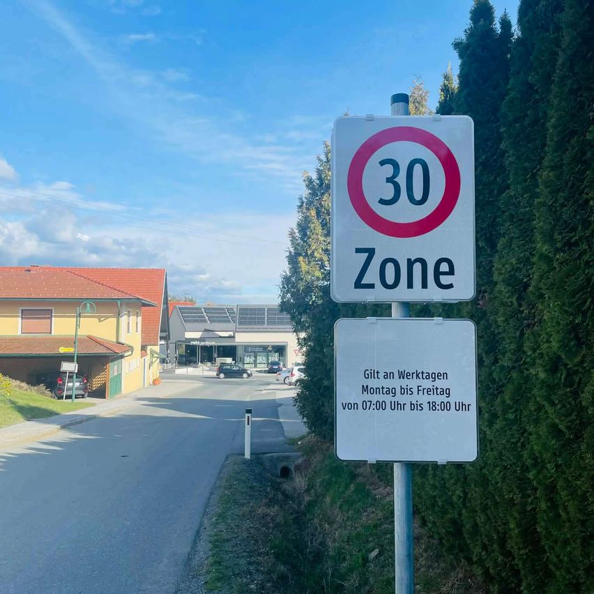 Ein Geschwindigkeitsschild weist auf eine 30 Zone hin. Ein weiteres Schild besagt, dass es von Montag bis Freitag von 7:00 bis 18:00 gilt.