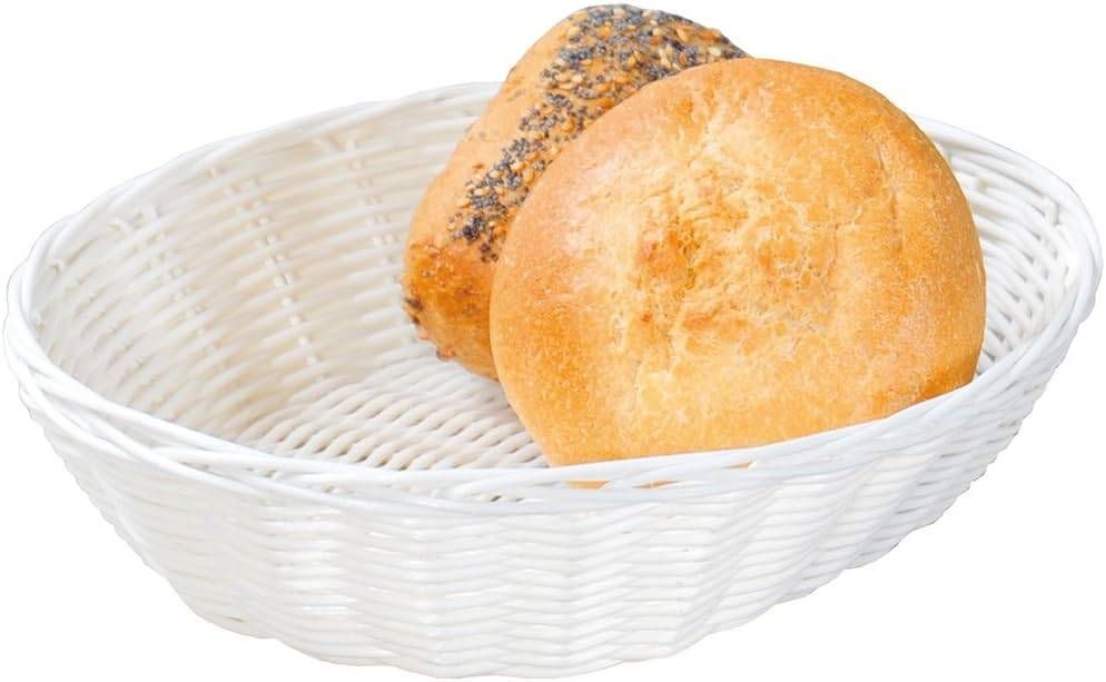 Ein weißer Korb mit zwei Broten darin. Ein Brot hat Sesamkörner obenauf.