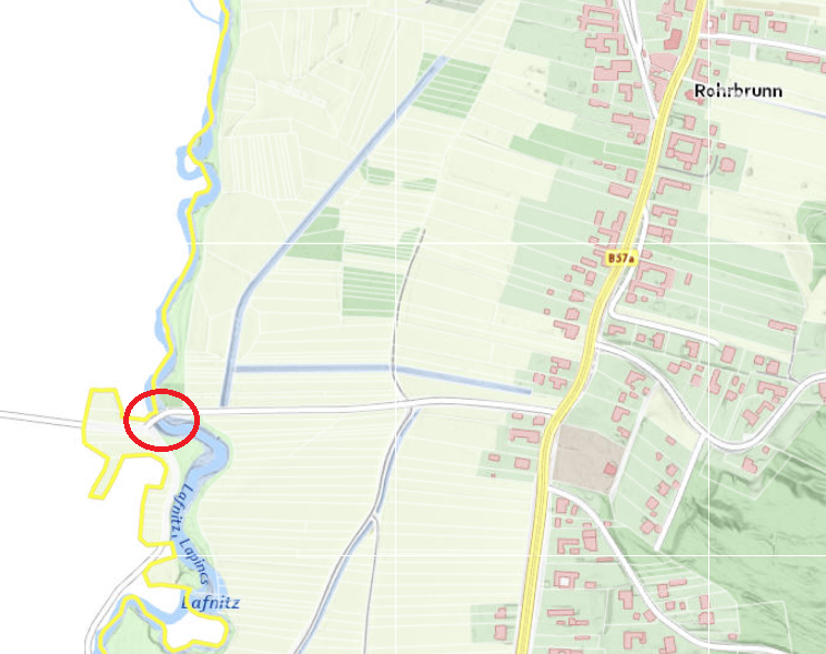 Eine Karte mit einem markierten Bereich in der Nähe eines Flusses, die eine Stadt namens Rohrbrunn und eine Straße mit der Bezeichnung B57a zeigt.
