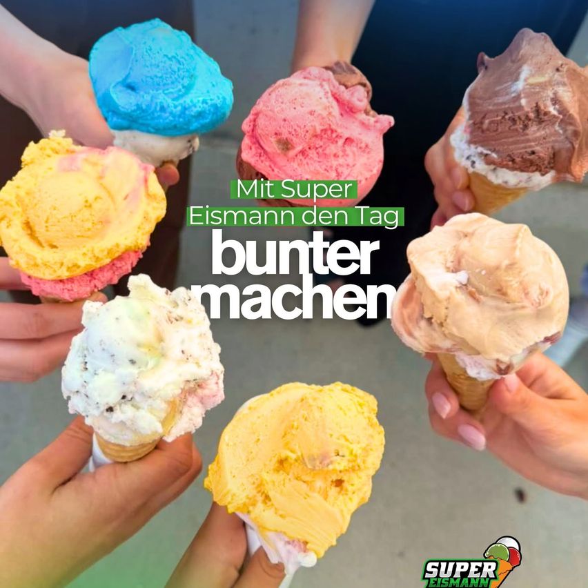 Mehrere Hände halten Eisbecher mit verschiedenen bunten Toppings und einem grünen Textüberlagerung, der 'Mit Super Eismann den Tag bunter machen' besagt.