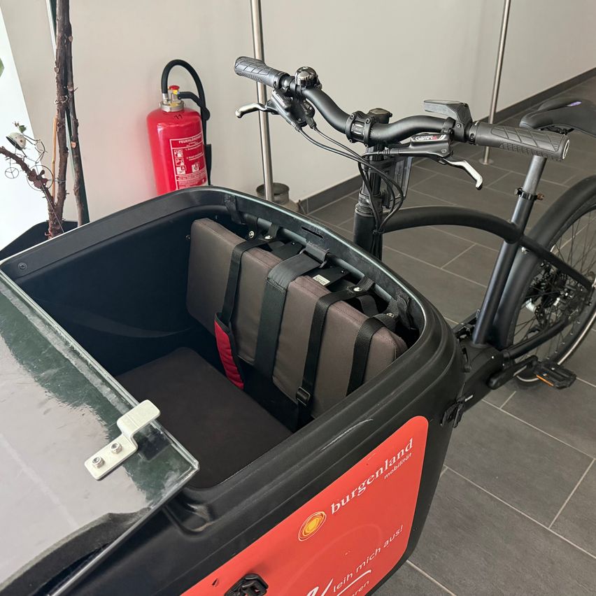 Lastenrad mit Sitzpolstern und Feuerlöscher im Burgenland