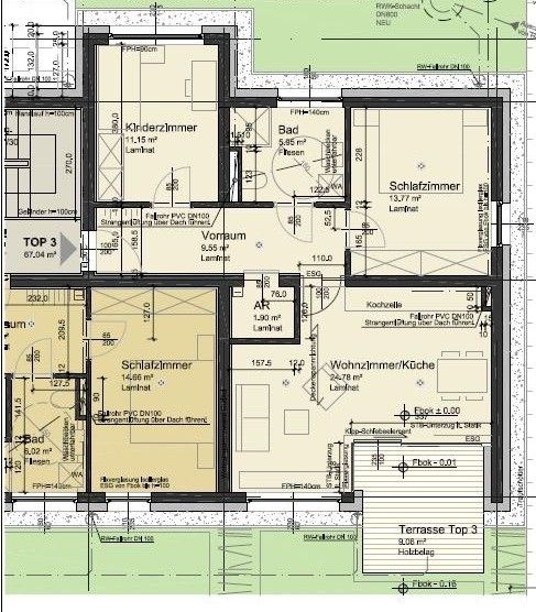 Der Grundriss zeigt ein Top-Ebenen-Layout mit Wohnzimmer, Küche, Bad und drei Schlafzimmern. Jedes Zimmer hat spezifische Maße. Die Terrasse ist als Teil der obersten Ebene angegeben.