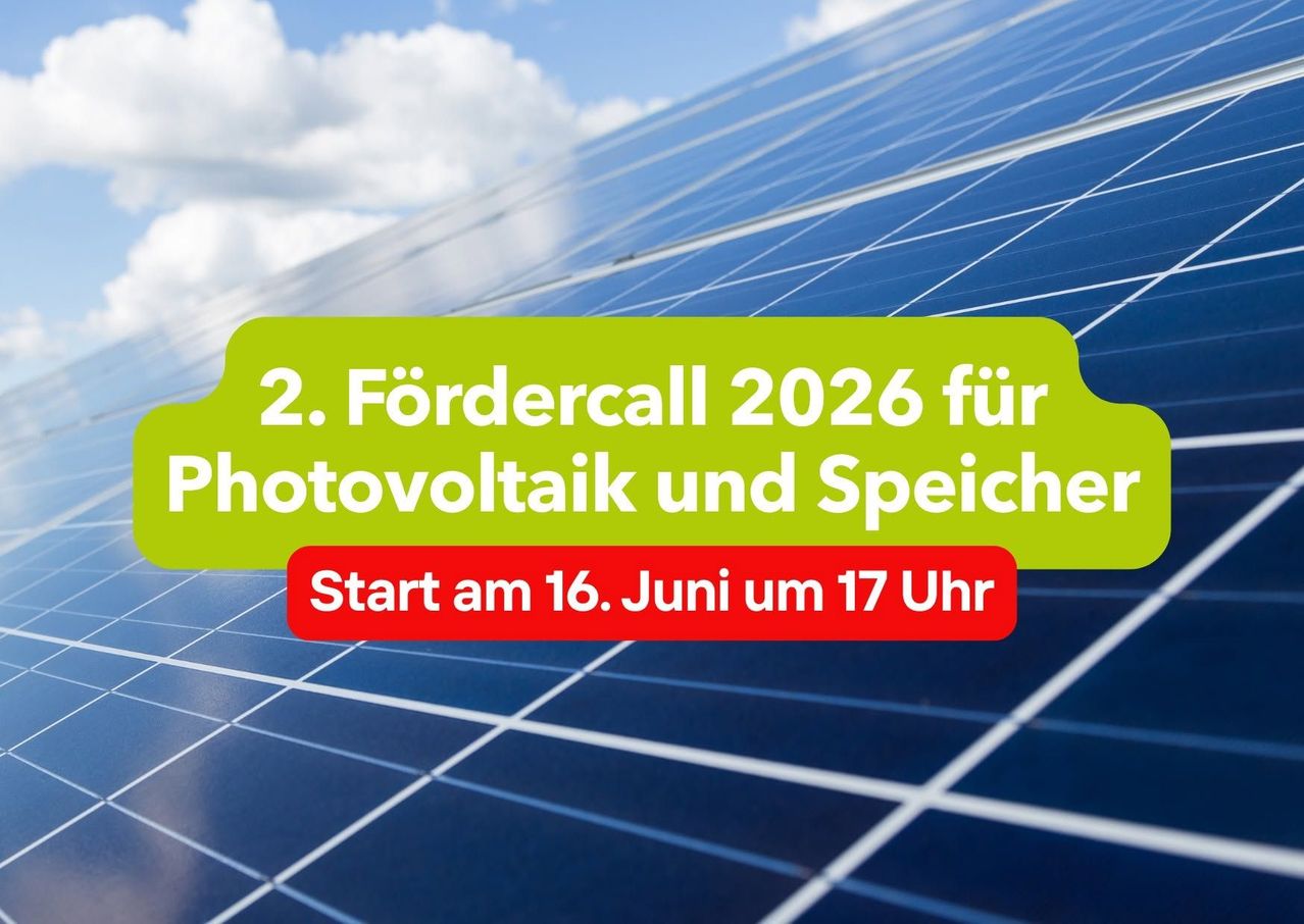 Das Bild zeigt ein Solarpanel unter einem teilweise bewölkten Himmel. Es kündigt den 2. Förderaufruf 2026 für Photovoltaik und Speicher an, der am 16. Juni um 17 Uhr beginnt.