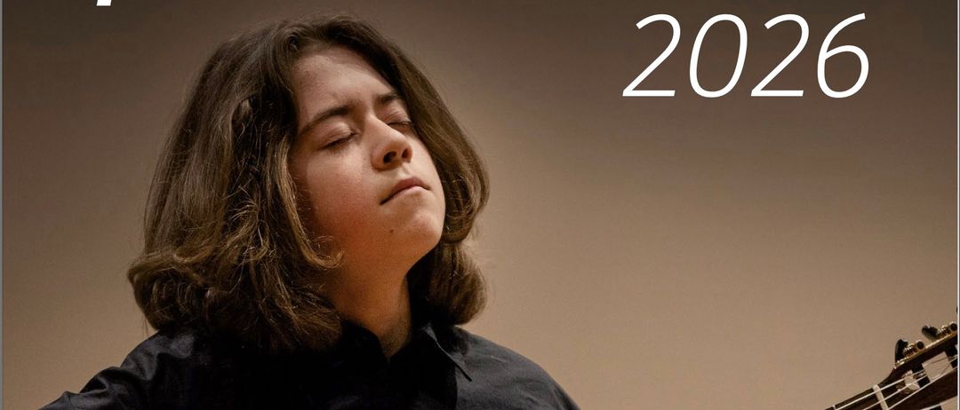 Ein Plakat zeigt eine junge Person, die Gitarre spielt, mit den Worten 'prima la musica 2026' und 'Musik der Jugend'. Die Person hat die Augen geschlossen.