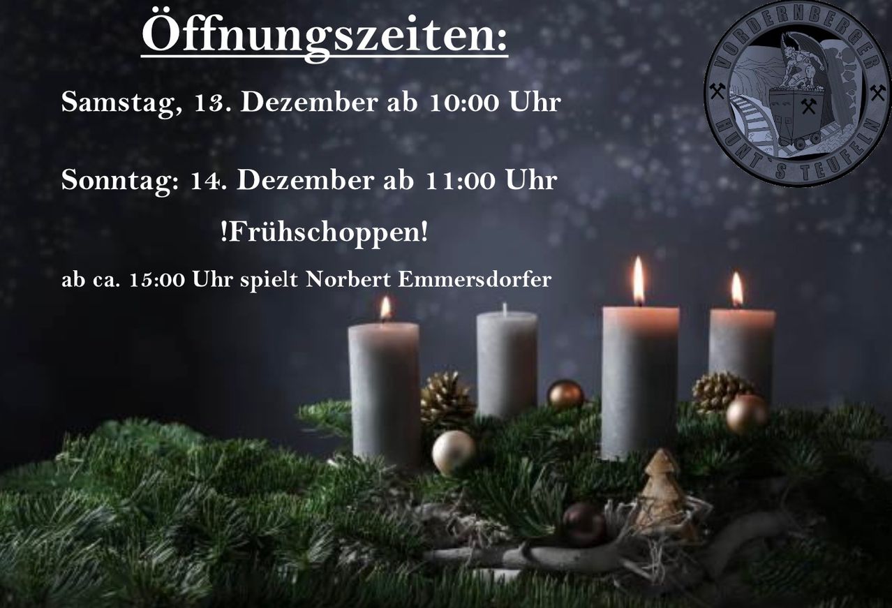 Eine Werbung für einen Weihnachtsmarkt mit vier brennenden Kerzen und festlichen Dekorationen. Öffnungszeiten sind für zwei Tage angegeben. Norbert Emmersdorfer spielt um 17:00 Uhr.