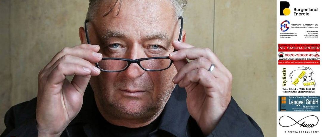 Plakat für eine Samstagabendveranstaltung am 14. März 2026 mit einem Mann, der eine Brille trägt und sie an seine Augen hält. Der Titel lautet 'Vitasler Spatlese'.