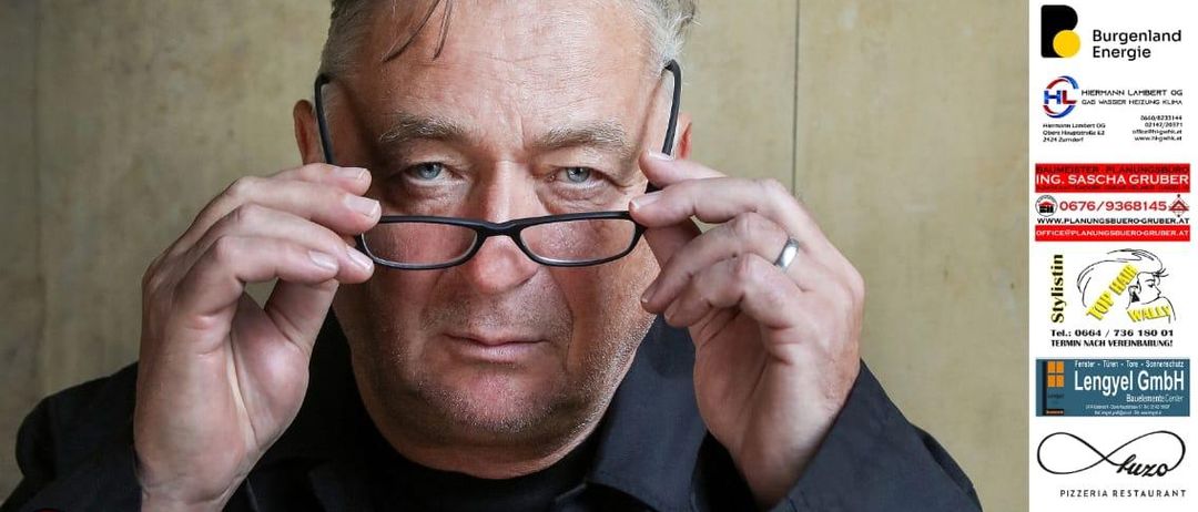 Plakat für eine Veranstaltung mit dem Titel 'Vitasak Spatlese' mit einem Mann in einer Brille, geplant für Samstag, 14. März 2026, um 19:00 Uhr. Der Veranstaltungsort ist die Veranstaltungshalle Neudorf. Mehrere Werbungen befinden sich an den Seiten.