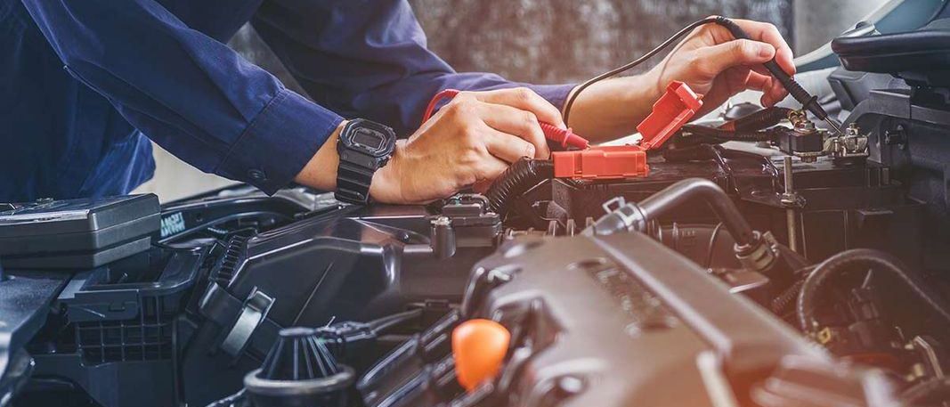 Bild enthält, Adult, Male, Man, Person, Machine, Wheel, Transportation, Vehicle