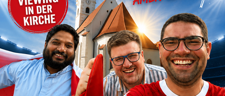 Werbeplakat für eine öffentliche Vorführung eines Fußballspiels zwischen Österreich und Algerien in einer Kirche, Beginn um 16 Uhr. Es zeigt drei lächelnde Männer, einer hält eine Flagge. Datum: 28. Juni 2026.