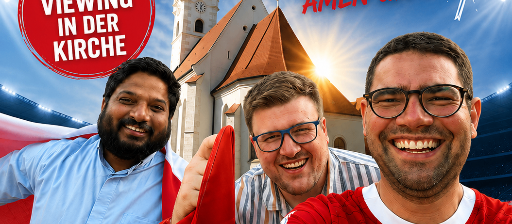 Werbeplakat für eine öffentliche Vorführung eines Fußballspiels zwischen Österreich und Algerien in einer Kirche, Beginn um 16 Uhr. Es zeigt drei lächelnde Männer, einer hält eine Flagge. Datum: 28. Juni 2026.