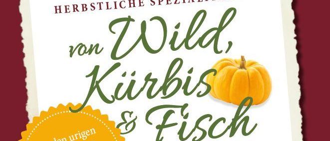 Plakat für herbstliche Spezialitäten von Wild, Kürbis und Fisch, mit einem Haus, einem Berg und Herbstblättern. Das Haus hat ein rotes Dach und Solarmodule.