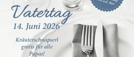 Werbeplakat für Vatertagsfeier am 14. Juni 2026 im Raxalpenhof. Gläser und Besteck auf einem Tisch, mit einem Glas Wasser und einem blauen Aufkleber 'Festlich Speisen'. Angebot eines kostenlosen Kräuterschnaps für Papas.