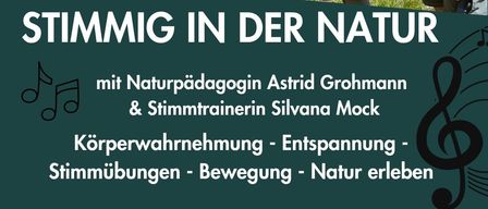 Eine Gruppe von Frauen steht in einem Feld, trägt Rucksäcke und Hüte. Sie scheinen an einer Naturwanderung teilzunehmen. Der Text über ihnen lautet 'Stimmigin der Natur', was auf eine naturbezogene Veranstaltung hinweist.